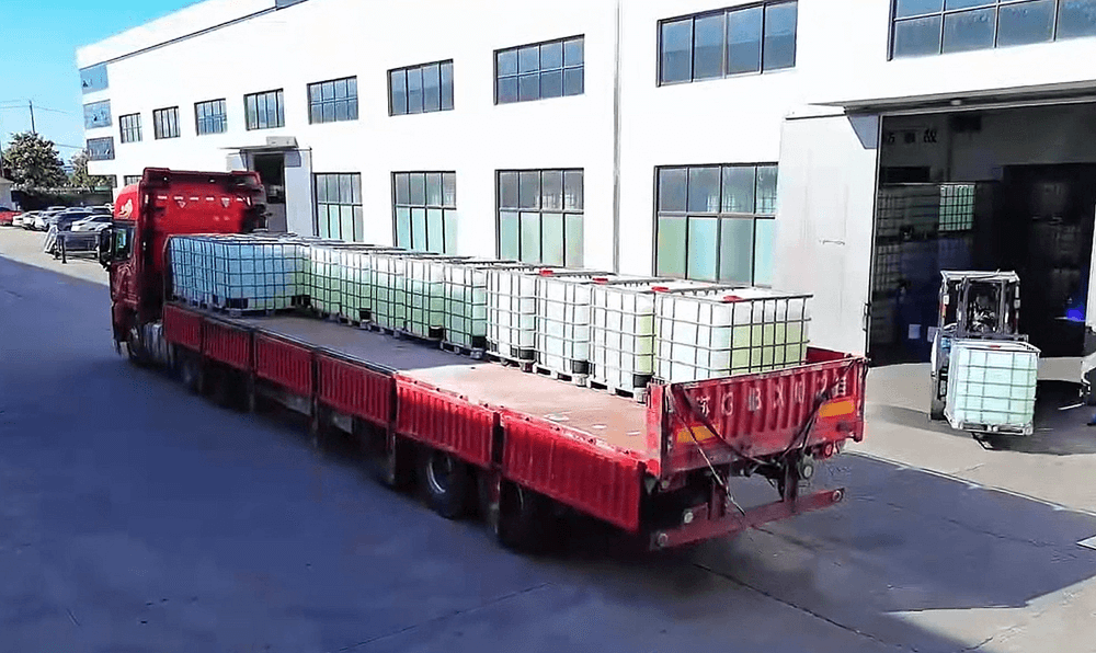 Zákazník na prvom mieste: Prispôsobený penový koncentrát naložený a pripravený na odoslanie na miesto zákazníka